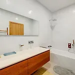 Superb Seafront Family By Buena Vista * スリーマ